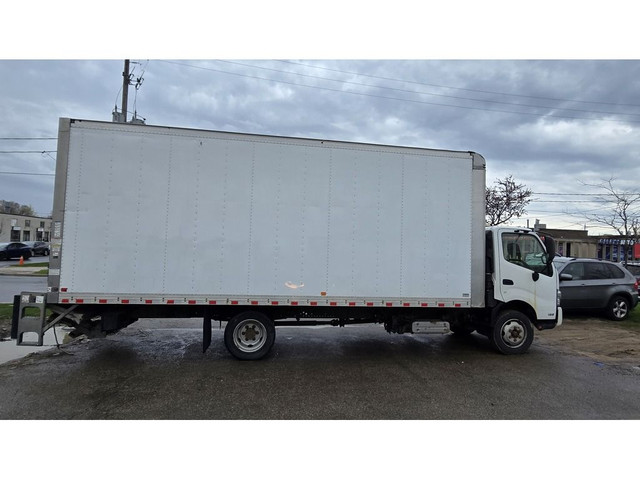 2018 Hino 195 Hino 195 - 21.5Ft x 98W x 98H Box - Lift Gate in Cars & Trucks in City of Toronto - Image 2