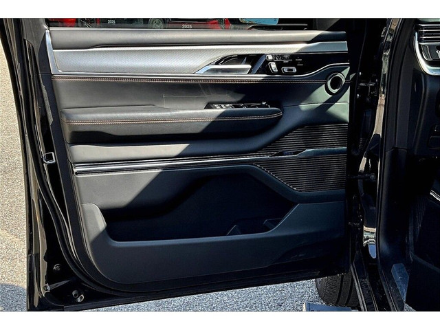 2023 Jeep Grand Wagoneer L SERIES III in Cars & Trucks in Barrie - Image 2
