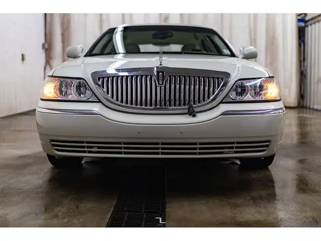 2005 Lincoln Town Car Leather Heated Seats in Cars & Trucks in Grande Prairie - Image 6