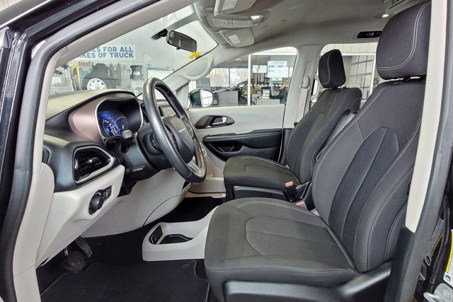 2021 Chrysler Grand Caravan SXT | REAR ENTERTAINMENT W/DVD in Cars & Trucks in Regina - Image 4