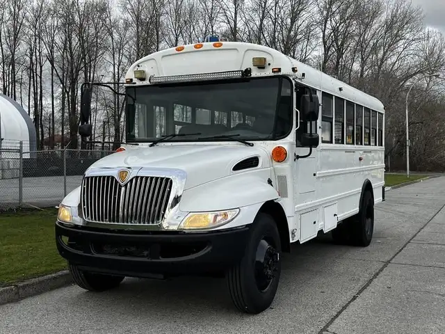 2013 international 4200 21 Passenger Bus Diesel Hydraulic Brakes in Heavy Trucks in Richmond - Image 5