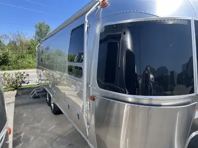 Call for the best price possible on this 2023 Airstream Flying Cloud. The 27FB Twin model with Sunli...