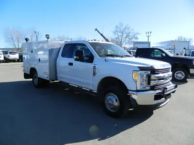 2017 FORD XLT 4X4 F-350 (1 TON) SERVICE BODY WITH WIELDER ,6.2L engine (gas) automatic transmission...