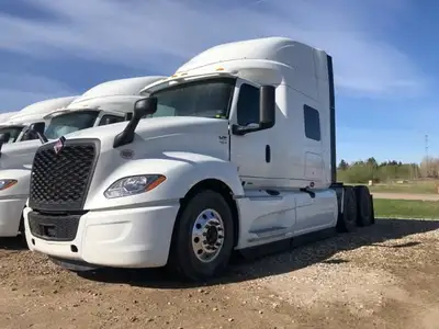 Stock #: 4633-25 Tandem Axle Sleeper Tractor, S13 engine (475) HP, T14 transmission (14 speed), Air...