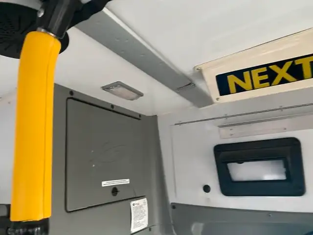 2018 chevrolet Express G4500 21 Passenger Bus With Wheelchair Ac in Heavy Trucks in Richmond - Image 19