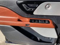 **WE WILL BEAT ANY DEALER IN THE CITY** Infinite Black Metallic Clearcoat 2025 Lincoln Aviator Reser... (image 4)
