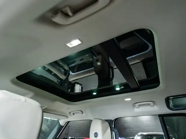 2023 Land Rover Defender 110 SE/PANO/360 CAM/MERIDIAN/CARPLAY/CL in Cars & Trucks in Mississauga / Peel Region - Image 29