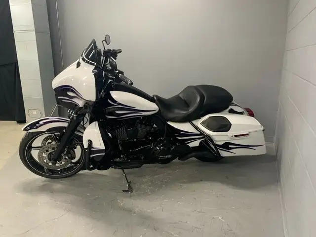 2016 Harley-Davidson CVO Street Glide in Street, Cruisers & Choppers in Oshawa / Durham Region - Image 3