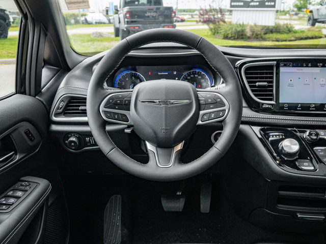2025 Chrysler Pacifica Select in Cars & Trucks in Barrie - Image 2
