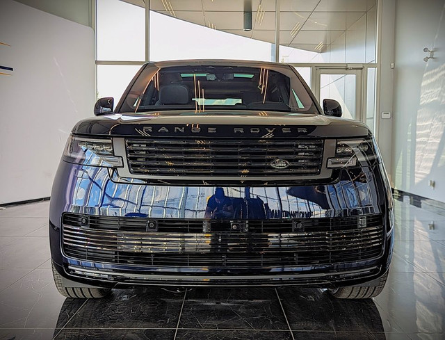 2023 Land Rover Range Rover SV in Cars & Trucks in City of Montréal - Image 3