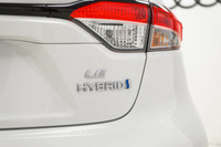 Enjoy All-Wheel Drive and a fuel sipping government fuel economy rating of 5.0L/100 of city driving... (image 8)