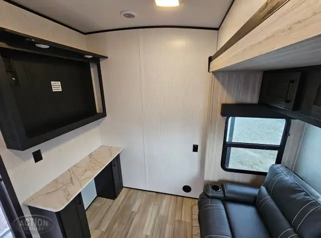 TOY HAULER CLEARANCE -STYKER 3414 W/REAR PATIO DECK UNDER COST in RVs & Motorhomes in London - Image 9