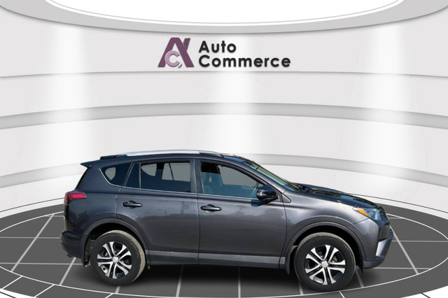 2016 Toyota RAV4 LE dans Autos et camions  à Ville de Montréal - Image 4
