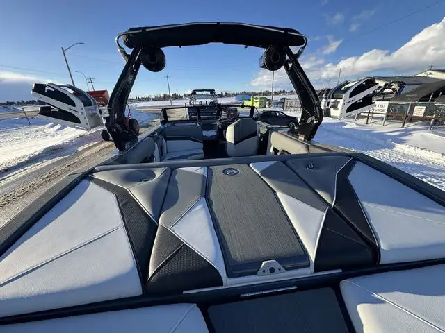 2025 Centurion NV233 in Powerboats & Motorboats in Kelowna - Image 7