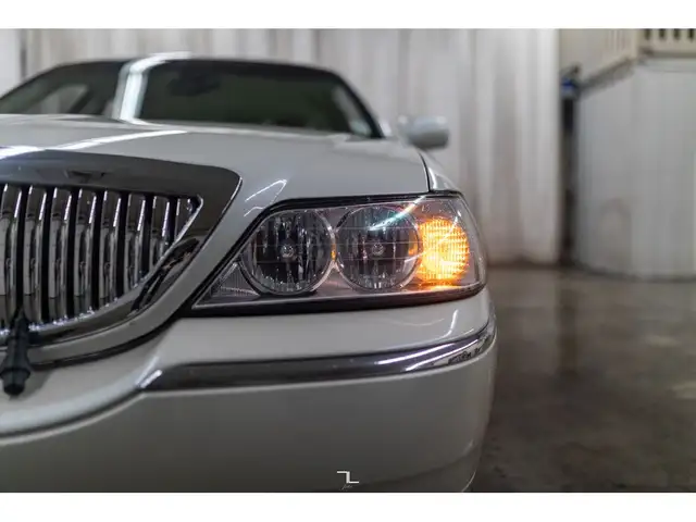 2005 Lincoln Town Car Leather Heated Seats in Cars & Trucks in Grande Prairie - Image 7