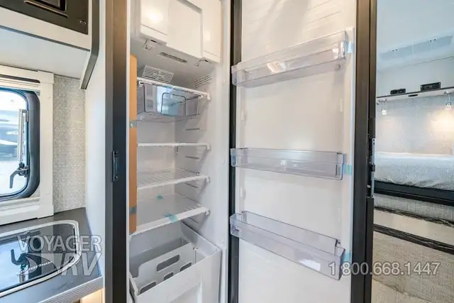 2025 Winnebago Ekko 22A AWD POP-TOP in RVs & Motorhomes in Kelowna - Image 14