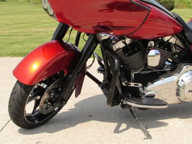 2013 Harley-Davidson FLTRX Road Glide Custom in Sport Touring in Leamington - Image 22
