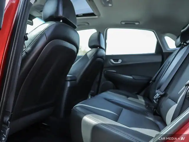 2022 Hyundai Kona Preferred Sun & Leather AWD | BlueLink dans Autos et camions dans Calgary - Image 31