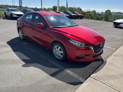 La Mazda3 GS 2017 est une berline compacte qui se démarque par son design raffiné et sa tenue de rou...