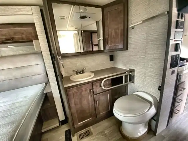 2020 Winnebago Adventurer 30T in RVs & Motorhomes in Abbotsford - Image 23