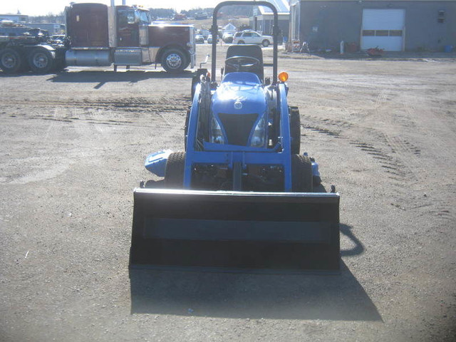 New Holland T1030 Tractor in Farming Equipment in Hamilton - Image 3