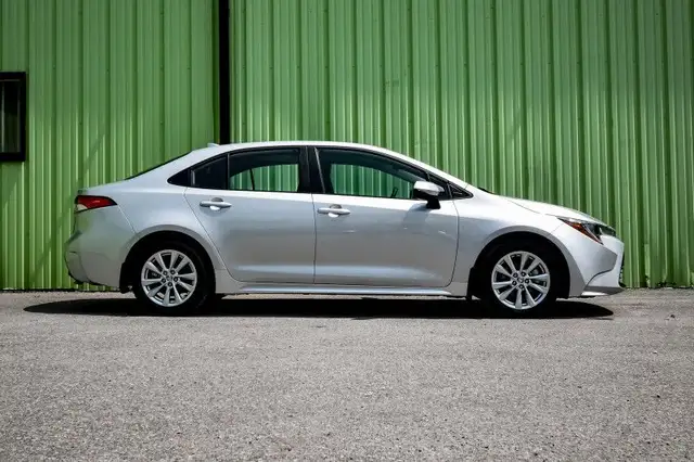 2024 Toyota Corolla LE - Heated Seats - Apple CarPlay dans Autos et camions dans Ottawa - Image 3
