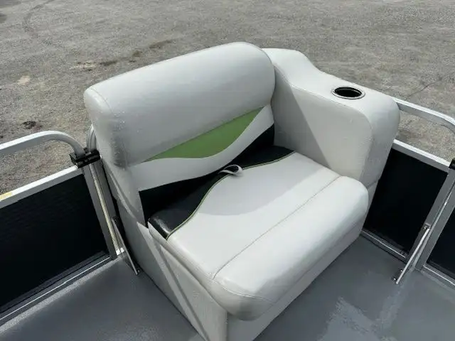 2017 17' LEGEND SPLASH PONTOON 30HP 4-STROKE in Powerboats & Motorboats in Peterborough - Image 9