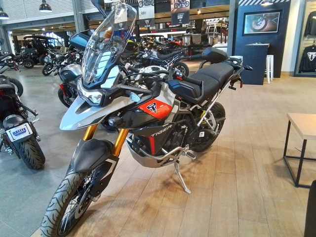 2024 Triumph Tiger 900 Rally Pro Ash Grey / Intense Orange in Street, Cruisers & Choppers in Moncton - Image 2