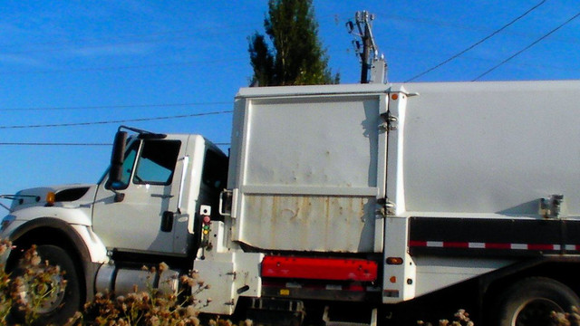 2012 International WORKSTAR 7400 Refuse Truck in Heavy Trucks in St. Albert - Image 4