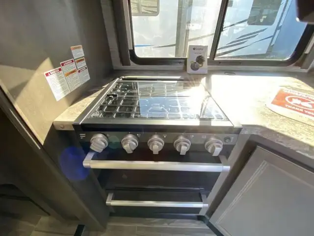 2023 Thor Motor Coach Four Winds 31EV in RVs & Motorhomes in Abbotsford - Image 16