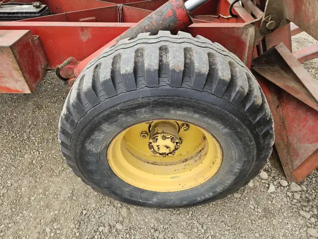 New Holland Square Bale Stackliner 1047 in Farming Equipment in Grande Prairie - Image 24