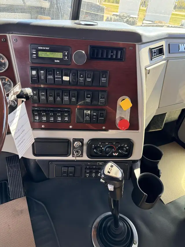 2015 WESTERN STAR 4900 in Heavy Trucks in Kamloops - Image 23