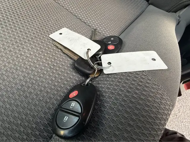 2012 Toyota Tacoma EXTENDED CAB / TWO KEYS / LOW KMS / ALWAYS TO in Cars & Trucks in Ottawa - Image 17