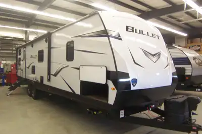 Price Reduced !! 7127 lbs, Rear Bunk Room, Front 60"x80" Queen Island Bed, Theatre Seating, Booth Di...