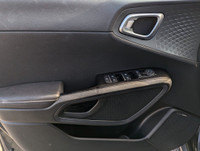 LOW KMS! SOUL EV LIMITED! LEATHER INTERIOR, APPLE CARPLAY/ANDROID AUTO, FULLY LOADED POWER SUNROOF,... (image 7)