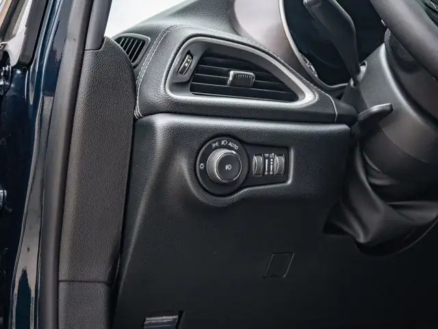 2025 Chrysler Pacifica Select in Cars & Trucks in Barrie - Image 20