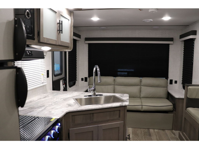  2022 Gulf Stream Kingsport ULTRA LITE 24RLS 29ft, SLIDE, SLEEP  in Travel Trailers & Campers in Winnipeg - Image 3