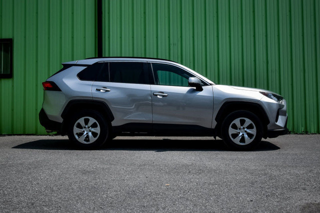 2020 Toyota RAV4 LE • LOW MILEAGE • HEATED SEATS • CP/AA • LANE  in Cars & Trucks in Ottawa - Image 2