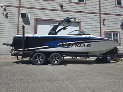 SKI SUPREME V232SP WAKEBOARD TOWER WITH BOARD RACKS AND SPEAKERS 5.7L 350 with 469 hours