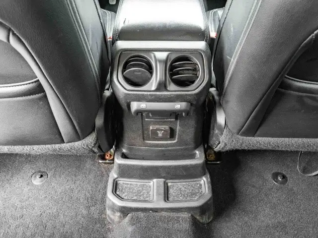 2018 Jeep Wrangler Unlimited in Cars & Trucks in Ottawa - Image 26