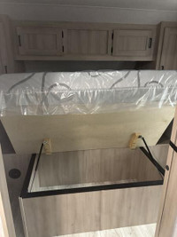 Della Terra DET251RD The perfect couples trailer! This half-ton towable travel trailer measures unde... (image 1)