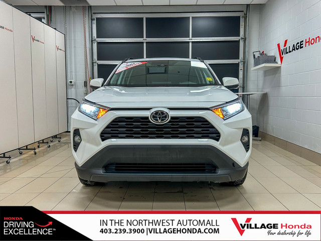 2021 Toyota RAV4 XLE AWD! BLINDSPOT! APPLE CARPLAY! HEATED ST... in Cars & Trucks in Calgary - Image 3