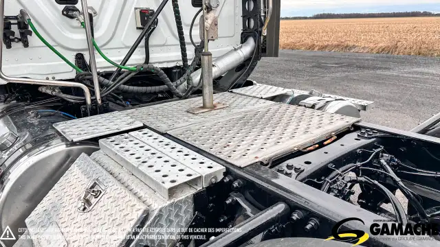 2015 FREIGHTLINER CASCADIA DAY CAB in Heavy Trucks in Chilliwack - Image 11
