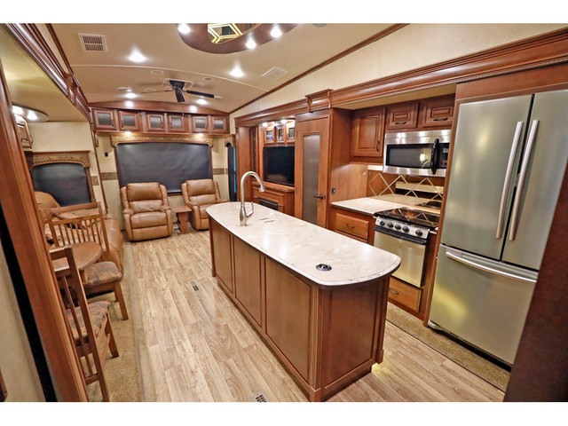 2015 Jayco Pinnacle 3 Extension + Foyer + Ilot central WOW !! in Travel Trailers & Campers in Laval / North Shore - Image 4