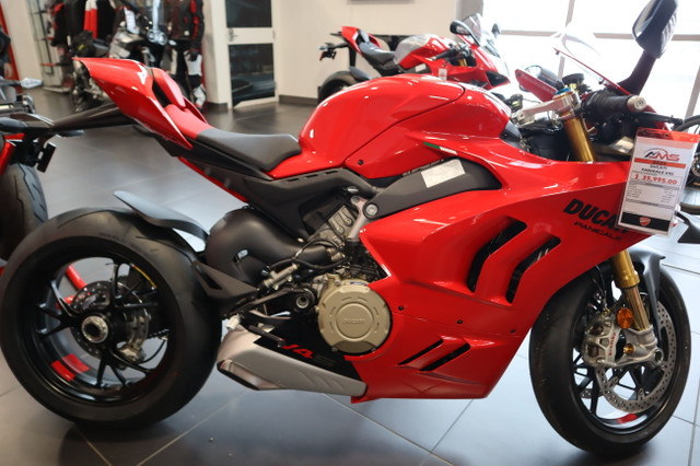 2024 Ducati Panigale V4 S RED in Sport Bikes in Edmonton - Image 2
