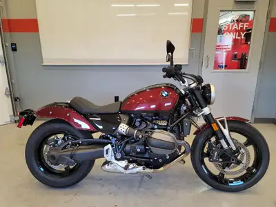 This is BMW's "Bobber" that's a brand new design for 2024 in the beautiful Aventurin red metallic/bl...