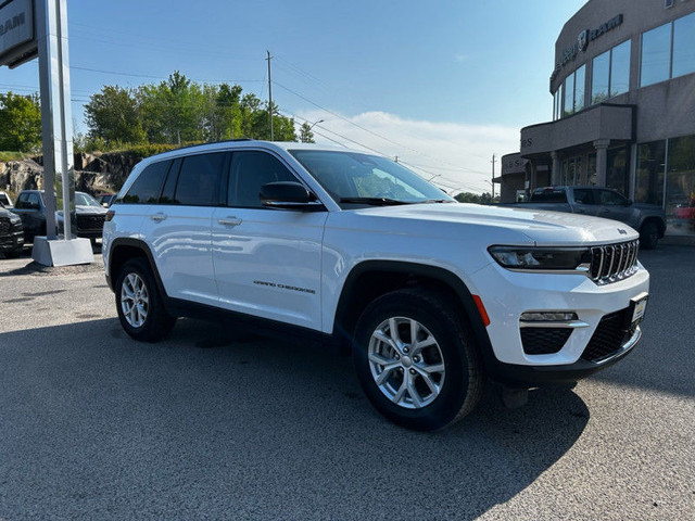 2023 Jeep Grand Cherokee Limited - Leather Seats in Cars & Trucks in Kenora - Image 2