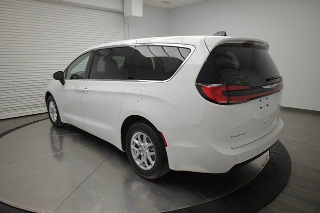 2023 Chrysler Pacifica Touring L in Cars & Trucks in Calgary - Image 4
