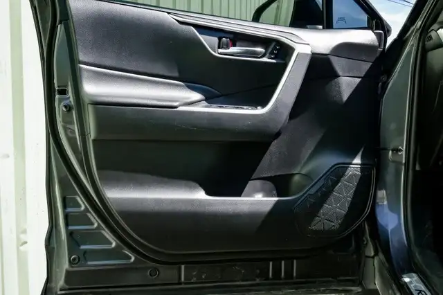 2022 Toyota RAV4 XLE • SUNROOF • HEATED SEATS • POWER LIFTGATE dans Autos et camions dans Cornwall - Image 11