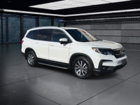 This well-equipped three-row SUV adds premium features like leather-trimmed seating, integrated navi... (image 1)